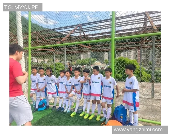 足球明星队服风采大赏 聚焦顶级球员的独特球场风格与个人魅力 足球明星队服风采大赏 聚焦顶级球员的独特球场风格与个人魅力